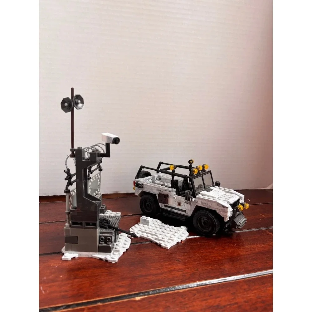 Mega Bloks Call of Duty Arctic Recon Military Truck and Checkpoint Building Set